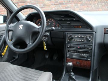 Peugeot 605